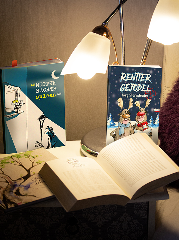 Produktfoto Coverdesign. Bücher auf einem Nachtschränkchen mit einer Nachtisch-Lampe beleuchtet.
